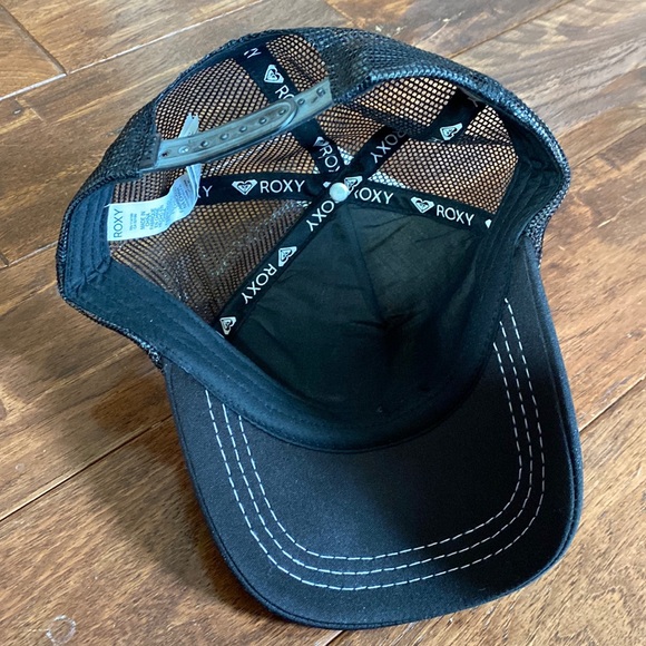 Roxy SnapBack Cap. NWT OS - Picture 3 of 4